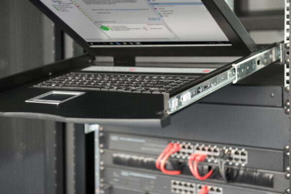 CONSOLE MODULARE CON SCHERMO 19 PER INSTALLAZIONE IN ARMADI RACK TASTIERA ITALIANA