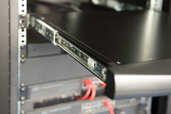 CONSOLE TFT 19" PER RACK 19 CON SWITCH KVM 8 PORTE CAT 5 TASTIERA ITALIANA