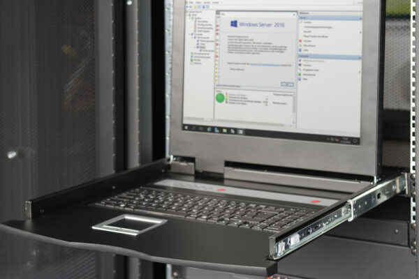 CONSOLE TFT 19" PER RACK 19 CON SWITCH KVM 16 PORTE CAT 5 TASTIERA ITALIANA