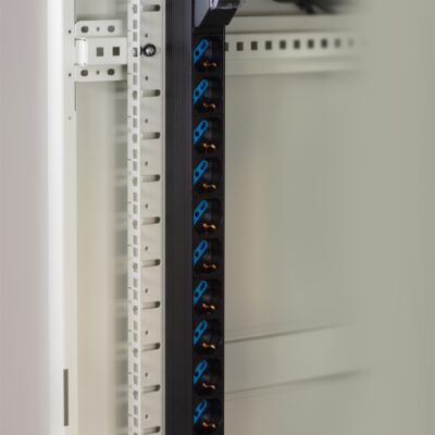 MULTIPRESA VERTICALE A 12 PORTE PER ARMADI RACK CON INTERRUTTORE MAGNETOTERMICO