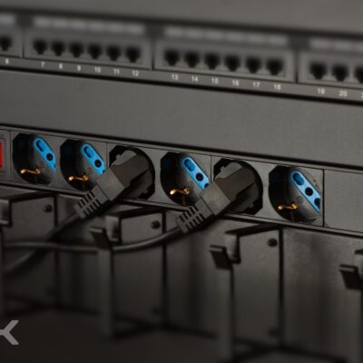 MULTIPRESA DA RACK 19″ 6 PRESE UNIVERSALI CON PRESA PER CAVO ALIMENTAZIONE C20